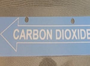 TAG,CO2 DIRECTIONAL ARROW,1 1/2 X 7,BLUE BACKGROUND W/BOLD WHITE LETTERS,LAMINATED,BUILD