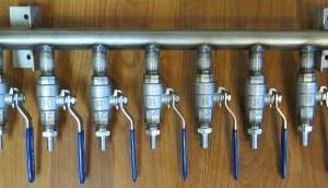 MANIFOLD,3/4MP INLET,W/(8)1/2 VALVES WELDED IN PLACE.W/(4)1/2 BARB & (4)3/8 BARB OUTLETS,W/MOUNTING BRACKETS,SS