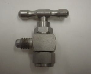 VALVE,NEEDLE,1/4MF X 1/4FFL SWIVEL,SS